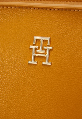 Tommy Hilfiger TOMMY LIFE SOFT TOTE Tote bag crest gold-coloured TOMMY LIFE SOFT TOTE Сумка-тоут гребень золотистого цвета