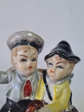 Статуэтка винтажная Sitzendorf "Два мальчика с зонтом", фарфор, 12 см, Германия, 1960-70гг.