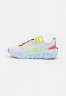 Nike Sportswear CRATER IMPACT Sneaker low football grey/volt/hyper crimson/black/summit white/chambray blue CRATER IMPACT кроссовки женские низкие серый футбол/вольт/гипер малиновый/черный/саммит белый/шамбре синий