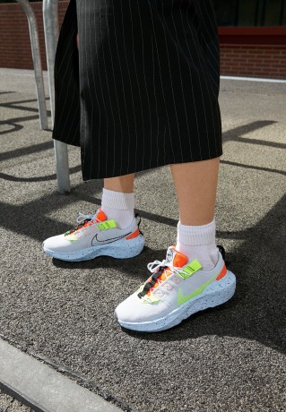 Nike Sportswear CRATER IMPACT Sneaker low football grey/volt/hyper crimson/black/summit white/chambray blue CRATER IMPACT кроссовки женские низкие серый футбол/вольт/гипер малиновый/черный/саммит белый/шамбре синий