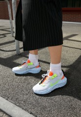 Nike Sportswear CRATER IMPACT Sneaker low football grey/volt/hyper crimson/black/summit white/chambray blue CRATER IMPACT кроссовки женские низкие серый футбол/вольт/гипер малиновый/черный/саммит белый/шамбре синий