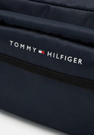 Tommy Hilfiger SKYLINE CAMERA BAG UNISEX Across body bag space blue SKYLINE CAMERA BAG UNISEX Сумка через плечо космический синий