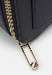 Tommy Hilfiger ICONIC TRUNK Across body bag space blue ICONIC TRUNK Сумка через плечо космический синий