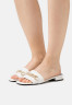 Tommy Hilfiger CHAIN FEMININE FLAT  Mules ecru CHAIN ????FEMININE FLAT Мюли экрю