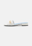 Tommy Hilfiger CHAIN FEMININE FLAT  Mules ecru CHAIN ????FEMININE FLAT Мюли экрю