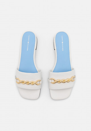 Tommy Hilfiger CHAIN FEMININE FLAT  Mules ecru CHAIN ????FEMININE FLAT Мюли экрю