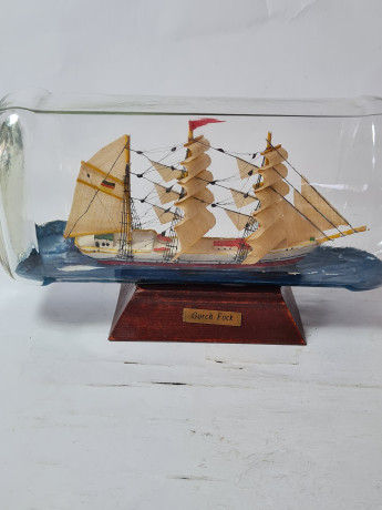 Бутылка стеклянная винтажная с моделью парусника внутри, стекло, дерево, 18 х 11 см, Германия, 1960-70гг.