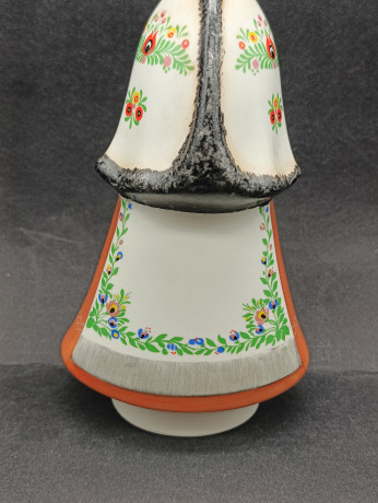 Статуэтка винтажная Aquincum "Венгерская женщина в национальном костюме", Будапешт, ручная роспись, фарфор, 20 х 10 см, Венгрия, 1950-60гг.