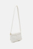 Tommy Hilfiger FLOW FLAP CROSSOVER Across body bag weathered white FLOW FLAP CROSSOVER — Сумка через плечо выветрившийся белый