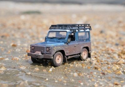 TOMY Muddy Land Rover Defender (1:32) Грязный Land Rover Defender (1:32)
