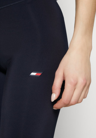 Tommy Hilfiger ESSENTIALS FITTED SHORT Leggings desert sky ESSENTIALS FITTED SHORT Леггинсы небо пустыни