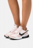 Nike Sportswear W AIR MAX PRE DAY NN Sneaker low light soft pink/black/pink oxford/metallic silver/white W AIR MAX PRE DAY NN Низкие кроссовки женские светло-розовый/черный/розовый оксфорд/серебристый металлик/белый