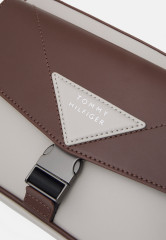 Tommy Hilfiger MODERN CAMERA BAG UNISEX Across body bag stone MODERN CAMERA BAG UNISEX Сумка через плечо камни