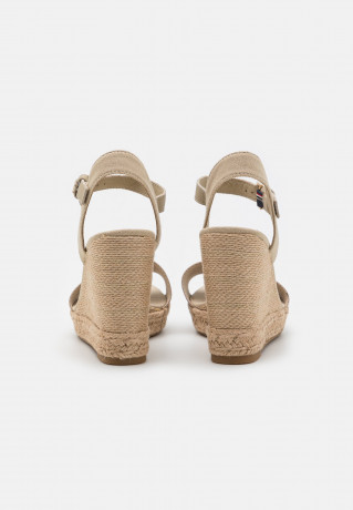 Tommy Hilfiger SEASONAL WEBBING WEDGE High heeled sandals sandalwood SEASONAL WEBBING WEDGE Босоножки на высоком каблуке сандаловое дерево