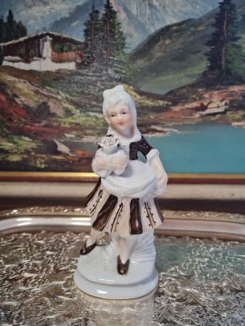 Фарфорвая статуэтка "Дама в бело-коричневом платье с цветком на руке", 17 x 7 см, Германия, 1960-70гг.