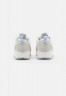 Nike Sportswear W AIR MAX 90 FUTURA Sneaker low summit white/light bone/phantom/sail/palest purple W AIR MAX 90 FUTURA кроссовки женские низкие вершина белая/светлая кость/фантом/парус/бледно-фиолетовый
