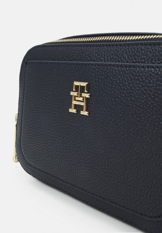 Tommy Hilfiger EMBLEM CAMERA BAG Across body bag space blue СУМКА ДЛЯ КАМЕРЫ EMBLEM Сумка через плечо космический синий