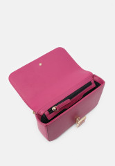 Tommy Hilfiger OUTLINE CROSSOVER Across body bag italian wine OUTLINE CROSSOVER Сумка через плечо итальянское вино