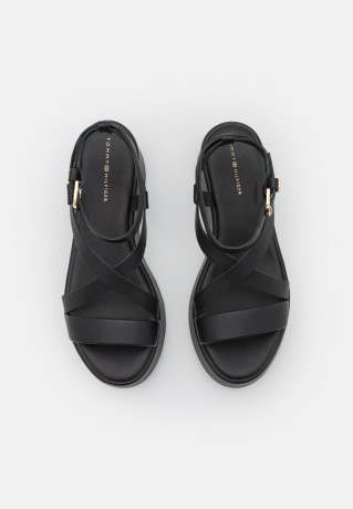 Tommy Hilfiger NEW FLATFORM STRAP Platform sandals black NEW FLATFORM STRAP Босоножки на платформе черный
