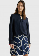 Tommy Hilfiger SIGNATURE TAPE REGULAR FIT Blouse desert sky SIGNATURE TAPE REGULAR FIT Блузка небо пустыни