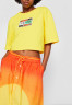 Tommy Hilfiger TOMMY HILFIGER X ANDY WARHOL FLAG CROPPED TEE Print T-shirt vivid yellow УКОРОЧЕННАЯ ФУТБОЛКА TOMMY HILFIGER X ANDY WARHOL FLAG Футболка с принтом ярко-желтый