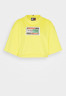 Tommy Hilfiger TOMMY HILFIGER X ANDY WARHOL FLAG CROPPED TEE Print T-shirt vivid yellow УКОРОЧЕННАЯ ФУТБОЛКА TOMMY HILFIGER X ANDY WARHOL FLAG Футболка с принтом ярко-желтый