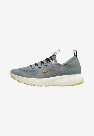 Nike Performance REACT ESCAPE Sneaker low cool grey wolf grey black metallic gold coin REACT ESCAPE Низкие кроссовки женские холодный серый волк серый черный металлик золотая монета