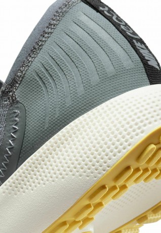 Nike Performance REACT ESCAPE Sneaker low cool grey wolf grey black metallic gold coin REACT ESCAPE Низкие кроссовки женские холодный серый волк серый черный металлик золотая монета