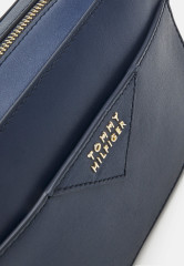 Tommy Hilfiger PUSHLOCK CAMERA BAG Across body bag space blue СУМКА ДЛЯ КАМЕРЫ PUSHLOCK Сумка через плечо космический синий