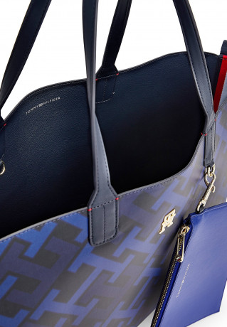 Tommy Hilfiger Monogram Iconic Across body bag space blue mix Monogram Iconic — сумка через плечо космический синий микс