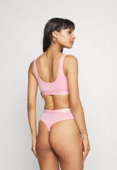 Tommy Hilfiger HIGH WAIST THONG Thong classic pink ТОНГ С ВЫСОКОЙ ПОСАДКОЙ Стринги классический розовый