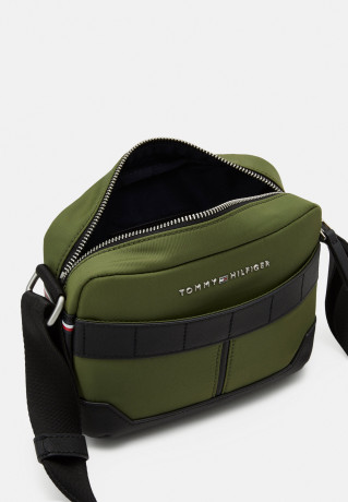 Tommy Hilfiger ELEVATED CAMERA BAG UNISEX Across body bag mentor green EMEVATED CAMERA BAG UNISEX Сумка через плечо наставник зеленый