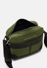 Tommy Hilfiger ELEVATED CAMERA BAG UNISEX Across body bag mentor green EMEVATED CAMERA BAG UNISEX Сумка через плечо наставник зеленый