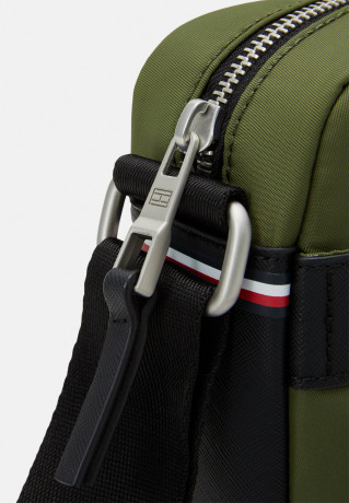 Tommy Hilfiger ELEVATED CAMERA BAG UNISEX Across body bag mentor green EMEVATED CAMERA BAG UNISEX Сумка через плечо наставник зеленый