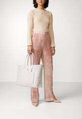 Tommy Hilfiger ICONIC TOTE MONO Tote bag sugarcane ICONIC TOTE MONO Сумка-тоут сахарный тростник