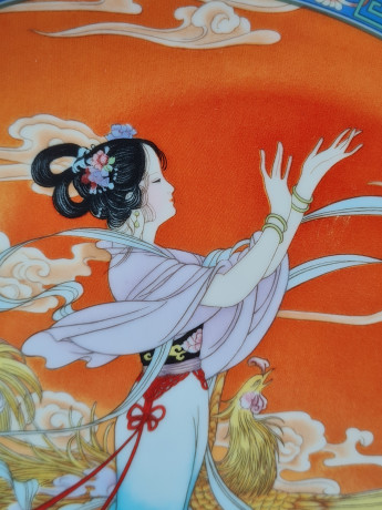 Художественная декоративная тарелка винтажная Imperial Jingdezhen Poreclain, Императорский фарфор, разноцветный декор "Девушка в национальном костюме", в заводской коробке, 22 см, Китай, 1990г.