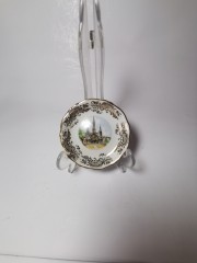 Limoges France Basilique Notre-Dame-du-Rosaire, Лимож Коллекционное блюдце в золоте "Базилика Святого Розария в Лурде", лиможский фарфор, 9,5 см, Франция 1960г.