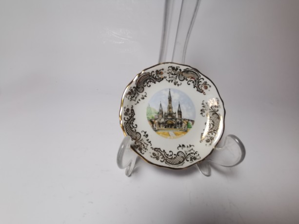 Limoges France Basilique Notre-Dame-du-Rosaire, Лимож Коллекционное блюдце в золоте "Базилика Святого Розария в Лурде", лиможский фарфор, 9,5 см, Франция 1960г.