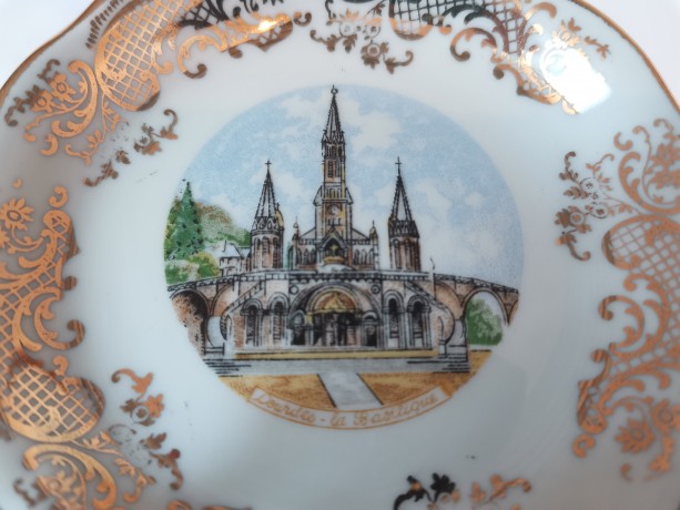 Limoges France Basilique Notre-Dame-du-Rosaire, Лимож Коллекционное блюдце в золоте "Базилика Святого Розария в Лурде", лиможский фарфор, 9,5 см, Франция 1960г.