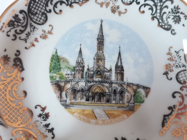 Limoges France Basilique Notre-Dame-du-Rosaire, Лимож Коллекционное блюдце в золоте "Базилика Святого Розария в Лурде", лиможский фарфор, 9,5 см, Франция 1960г.
