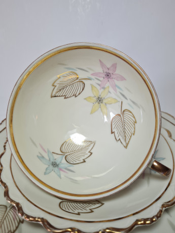 Winterling Marktleuthen Bavaria Чайное трио с рельефным позолоченным краем и цветочным рисунком, Германия, 1960-70гг.