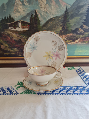 Winterling Marktleuthen Bavaria Чайное трио с рельефным позолоченным краем и цветочным рисунком, Германия, 1960-70гг.