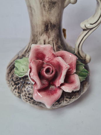 Capodimonte Italy Бело-черная фарфоровая ваза с цветочным фактурным декором "Красная роза", 19,5 x 13 см, Италия, 1960-70гг.