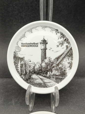 Тарелки декоративные винтажные TK Burgwindheim "Маяк на Вангероге" и "Замок в Аулендорфе", сувенирные, 2 шт., 11 см, Германия, 1970-80гг.
