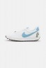 Nike Sportswear DAYBREAK Sneaker low white/obsidian/black/multicolor DAYBREAK Низкие кроссовки женские белый/обсидиан/черный/многоцветный