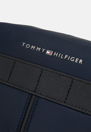 Tommy Hilfiger ELEVATED CAMERA BAG UNISEX Across body bag Space Blue EMEVATED CAMERA BAG UNISEX Сумка через плечо КосмосСиний