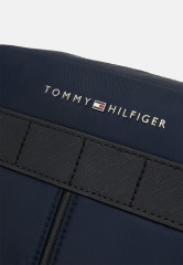 Tommy Hilfiger ELEVATED CAMERA BAG UNISEX Across body bag Space Blue EMEVATED CAMERA BAG UNISEX Сумка через плечо КосмосСиний