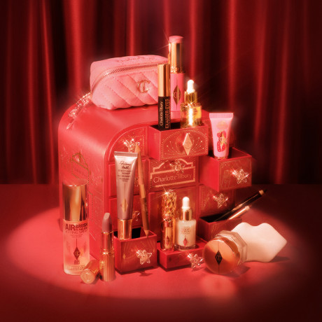 Charlotte Tilbury Hollywood Beauty Wonderland Advent Calendar 2026, Адвент-календарь 2026 с декоративной косметикой для лица, глаз и губ, уходом за кожей и аксессуарами, 15 подарков