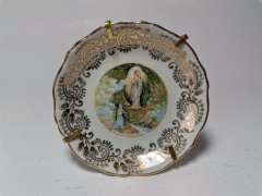 Блюдце винтажное коллекционное Limoges France "Явление Богоматери Лурдской", фарфор, позолоченный держатель, 9 см, Франция, 1960 год