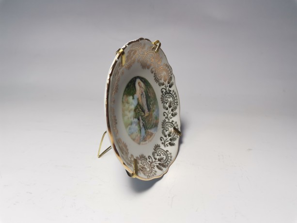 Блюдце винтажное коллекционное Limoges France "Явление Богоматери Лурдской", фарфор, позолоченный держатель, 9 см, Франция, 1960 год